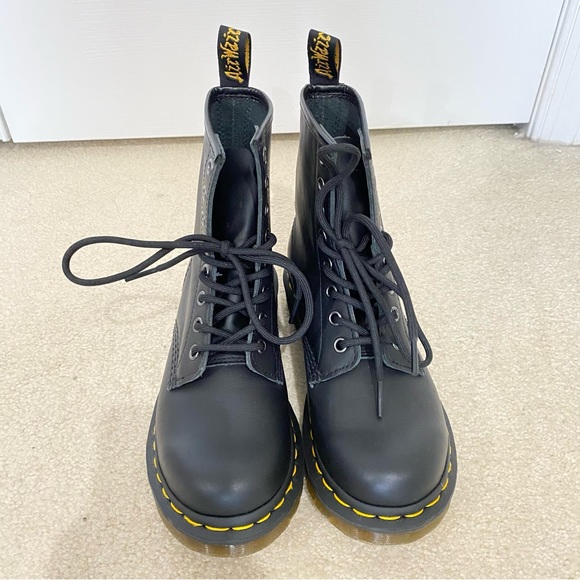 Brand new Dr. Martens 1460 black leather laced up boots size 6 - Picture 2 of 5